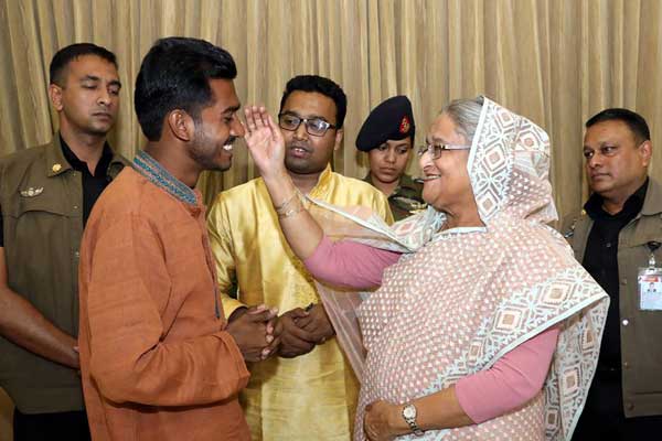 অস্ত্রের পরিবর্তে আমরা শিক্ষার্থীদের হাতে কলম তুলে দিয়েছি : প্রধানমন্ত্রী