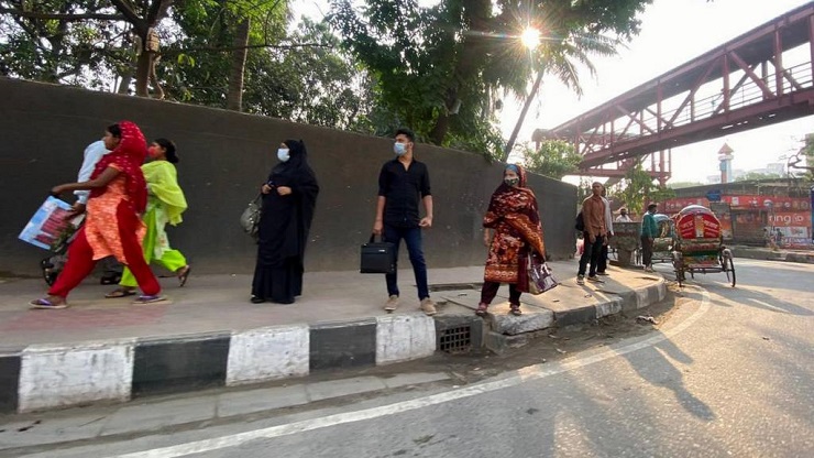 সর্বাত্মক লকডাউনের দ্বিতীয় দিনে মানুষের চলাচল বেড়েছে