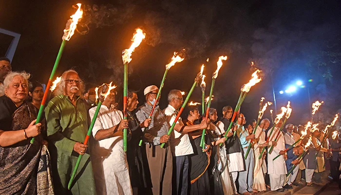 আলো নিভিয়ে বিভীষিকার স্মৃতি স্মরণ