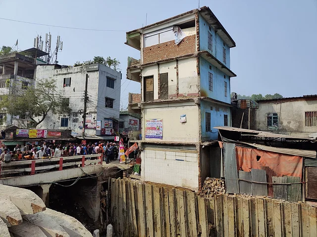 চট্টগ্রামে হেলে পড়েছে চারতলা ভবন