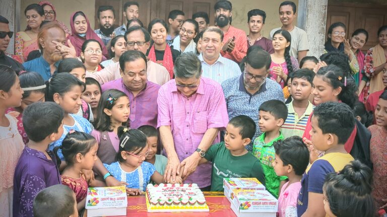 শেখ হাসিনার জন্মদিন: শিশুদের নিয়ে কেক কাটলেন মোকতাদির চৌধুরী এমপি