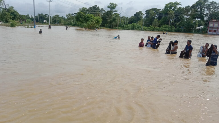 তিন জেলায় বন্যায় ক্ষতিগ্রস্ত দুই লাখ ৩৮ হাজার মানুষ, মৃত ১০