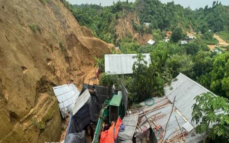 কক্সবাজারে পাহাড় ধসে একই পরিবারের তিনজনের মৃত্যু