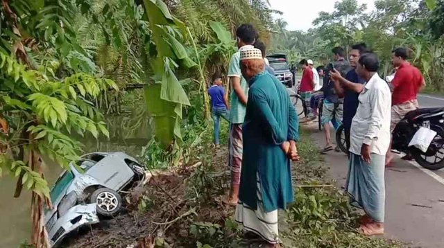 নিয়ন্ত্রণ হারিয়ে প্রাইভেটকার খালে পড়ে ৪ শিশুসহ নিহত ৮