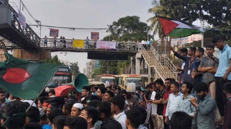 ২৪ ঘণ্টার আল্টিমেটাম দিয়ে সড়ক ছাড়লেন সাত কলেজ শিক্ষার্থীরা