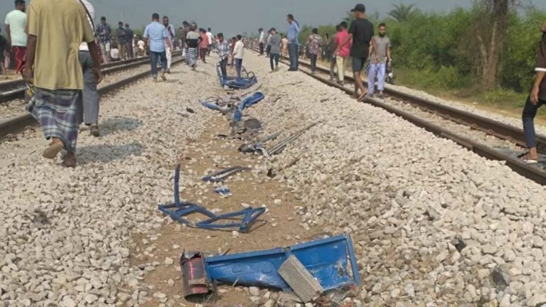 কুমিল্লায় ট্রেনের ধাক্কায় অটোরিকশার ৫ যাত্রী নিহত