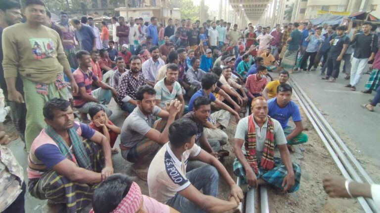 মহাখালীতে অটোরিকশা চালকদের অবরোধে ট্রেন চলাচল বন্ধ