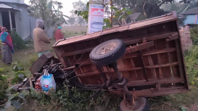 পাবনায় দাঁড়িয়ে থাকা করিমনে ট্রাকের ধাক্কা, নিহত ৩