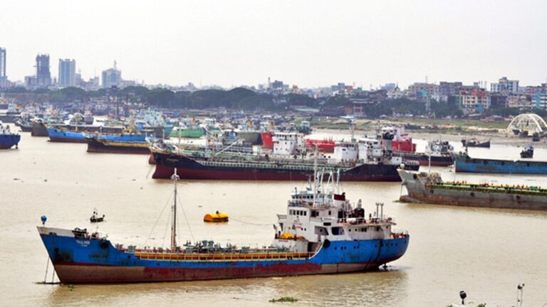 জাহাজে ৭ খুন : লাগাতার কর্মবিরতিতে পণ্যবাহী নৌযান শ্রমিকেরা