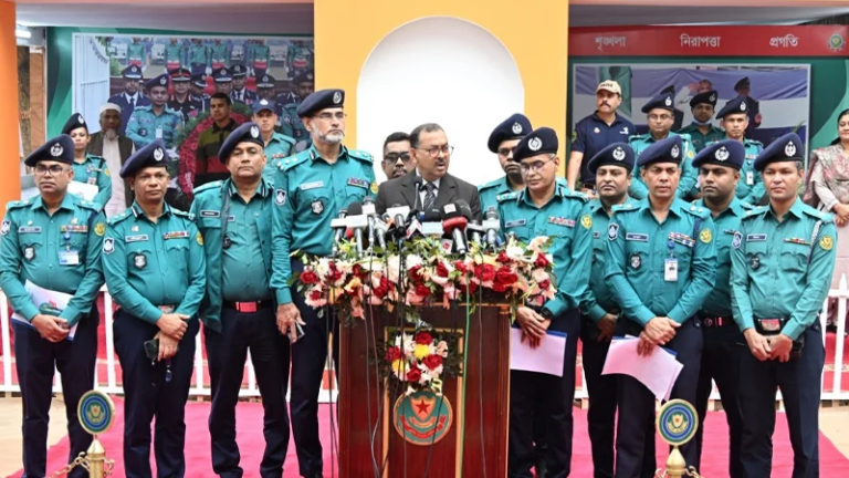 একুশে বইমেলার নিরাপত্তা ব্যবস্থা পরিদর্শন শেষে ব্রিফিং করেন ডিএমপি কমিশনার