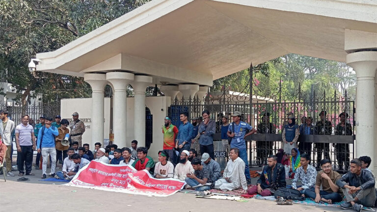 প্রধান উপদেষ্টার কার্যালয়ের গেটে অবস্থান করছেন আহতরা