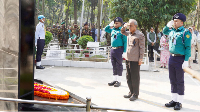 জাতীয় শহীদ সেনা দিবস : সামরিক কবরস্থানে স্বরাষ্ট্র উপদেষ্টা, তিন বাহিনী প্রধানের শ্রদ্ধা