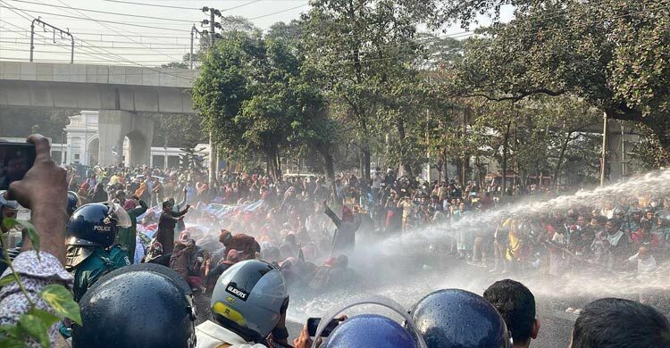 প্রাথমিকের শিক্ষকদের সচিবালয়মুখী মিছিলে লাঠিপেটা, জলকামান