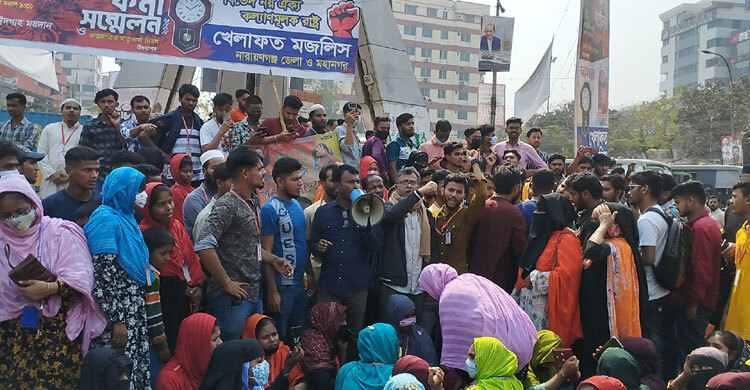 নারায়ণগঞ্জে গার্মেন্টস শ্রমিকদের সড়ক অবরোধ