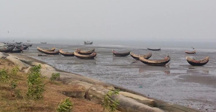 চার ট্রলারসহ ১৯ জেলেকে ধরে নিয়ে গেছে আরাকান আর্মি