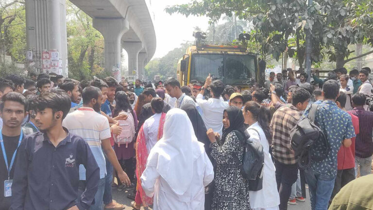 নারীর প্রতি সহিংসতার প্রতিবাদে শাহবাগে ৩০ কলেজের শিক্ষার্থী