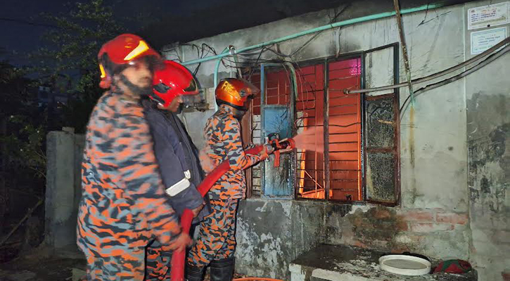 বরিশালে স্বেচ্ছাসেবক দলের নেতা শাহীনের বাড়িতে আগুন দিয়েছে বিক্ষুব্ধরা