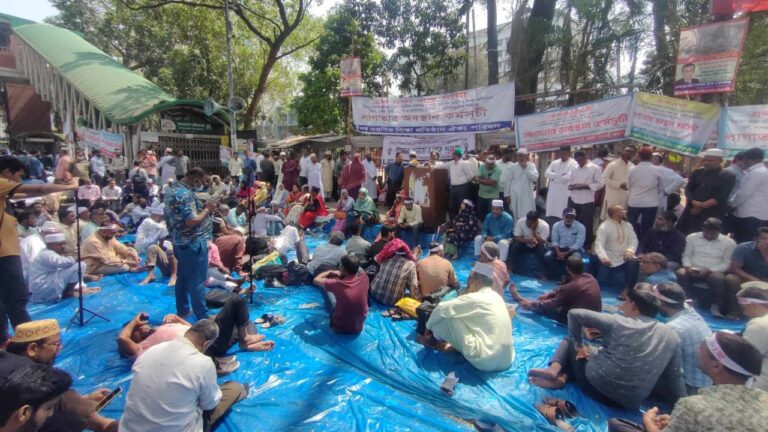 শিক্ষাপ্রতিষ্ঠান এমপিওকরণের দাবিতে প্রেসক্লাবে শিক্ষকদের অবস্থান