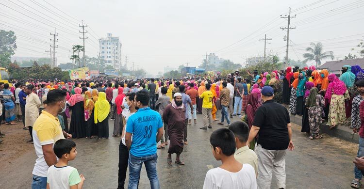 গাজীপুরে মহাসড়ক অবরোধ করে শ্রমিকদের বিক্ষোভ