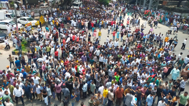 ইশরাক সমর্থকদের দখলে মৎস্য ভবন মোড়, যান চলাচল বন্ধ