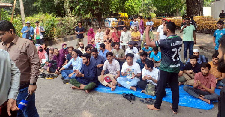 তৃতীয় দিনের মতো কাকরাইলে চলছে জবির আন্দোলন