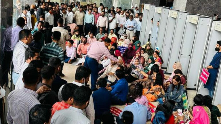 চার দাবিতে সব কর ও কাস্টমস অফিসে পূর্ণাঙ্গ কর্মবিরতি চলছে