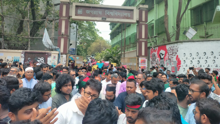 যমুনা অভিমুখে ‘লং মার্চ’ শুরু করেছেন জবি শিক্ষার্থীরা