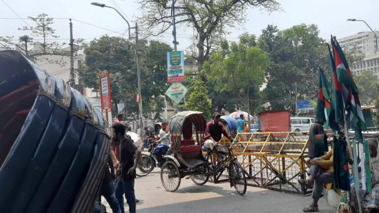 শাহবাগে বিক্ষোভ : যানচলাচল বন্ধে মানুষের চরম ভোগান্তি
