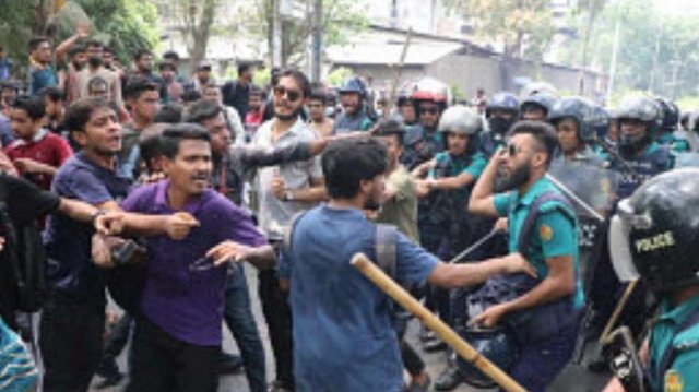 নার্সিং শিক্ষার্থীদের ওপর পুলিশের লাঠিচার্জ, কর্মসূচি প্রত্যাহার
