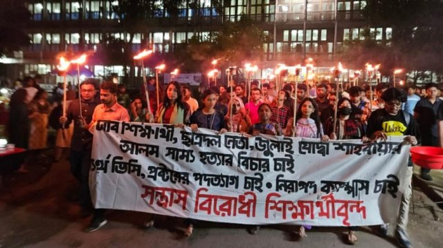 সাম্য হত্যার বিচার ও উপাচার্য–প্রক্টরের পদত্যাগ দাবিতে মশাল মিছিল