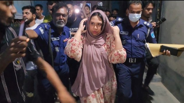 আওয়ামী লীগ নেত্রীকে অবরুদ্ধ করে পুলিশে সোপর্দ