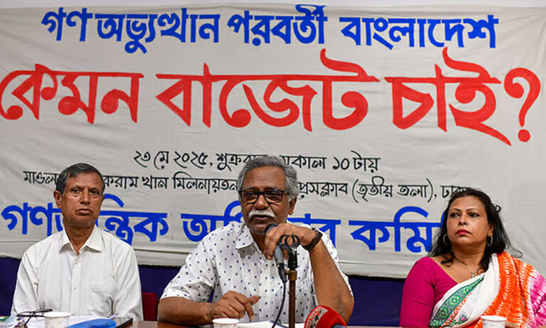 জটিলতা সৃষ্টি করে সরকারের মান-অভিমান গ্রহণযোগ্য না : আনু মুহাম্মদ