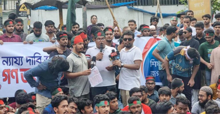 বোতলকাণ্ডে আটক জবি শিক্ষার্থীকে না ছাড়লে ডিবি অফিস ঘেরাওয়ের হুঁশিয়ারি