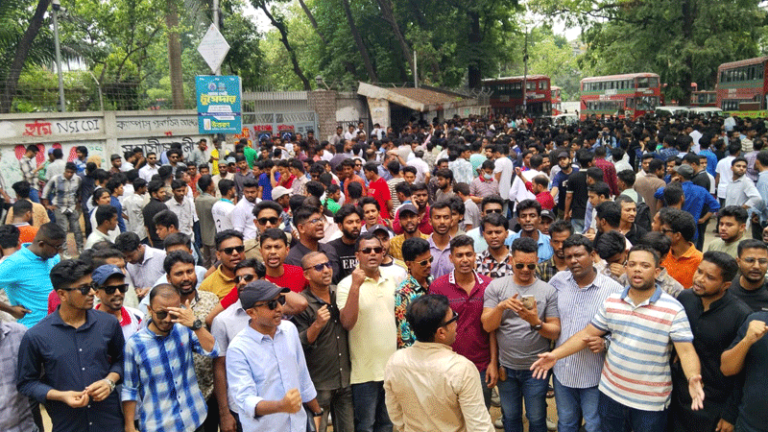 ছাত্রদল নেতা হত্যার প্রতিবাদে ঢাবিতে বিক্ষোভ, উপাচার্য-প্রক্টরের পদত্যাগ দাবি
