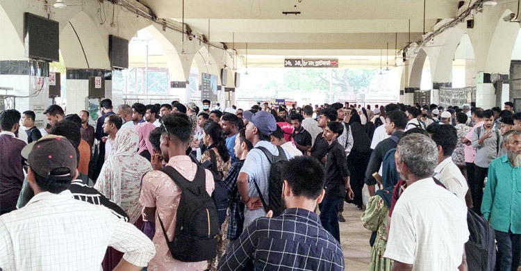 ঈদযাত্রা : কমলাপুরে ঘরমুখো মানুষের উপচেপড়া ভিড়