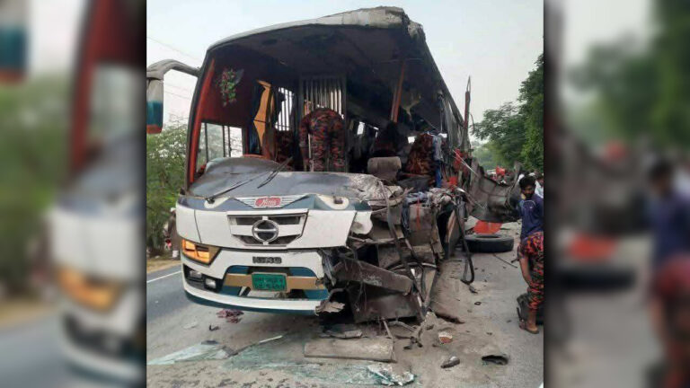 দিনাজপুরে দাঁড়িয়ে থাকা ট্রাকে বাসের ধাক্কায় নিহত ৫