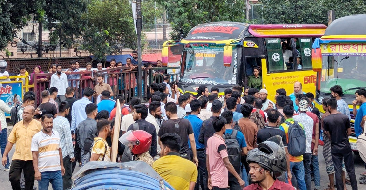 নতুনবাজারে ইউআইইউ শিক্ষার্থীদের ব্লকেড, যান চলাচল বন্ধ