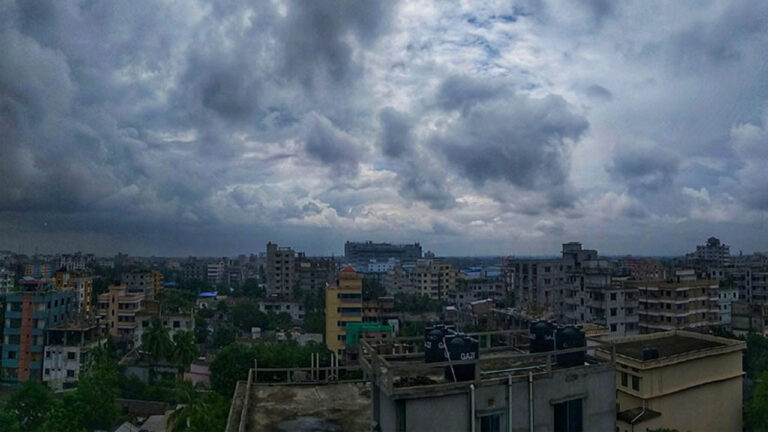 মেঘলা আকাশে কিছুটা কমবে ঢাকার গরম, আবহাওয়া থাকবে শুষ্ক