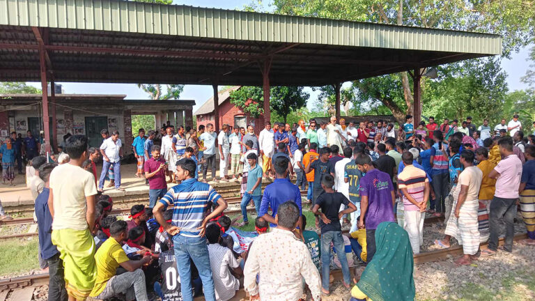 রাজশাহীতে রেলপথ অবরোধ : আড়াই ঘণ্টা পর ট্রেন চলাচল শুরু