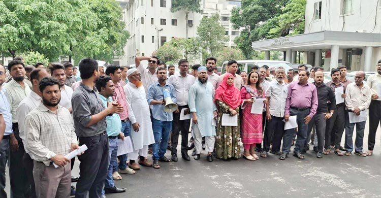 সরকারি চাকরি আইন বাতিলের দাবিতে সচিবালয়ে বিক্ষোভে কর্মচারীরা