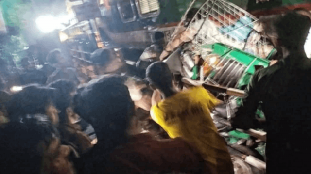 কালুরঘাট সেতুতে ট্রেনের ধাক্কায় দুমড়ে-মুচড়ে গেছে গাড়ি, নিহত ৩