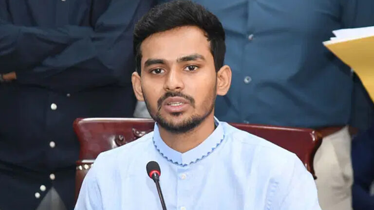 বিমানবন্দরে উপদেষ্টা আসিফের ব্যাগে ম্যাগাজিন