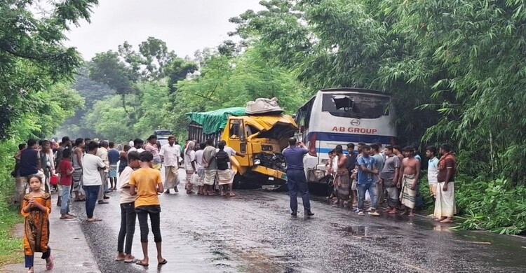 সাঁথিয়ায় বাস-ট্রাকের সংঘর্ষে নিহত ৩