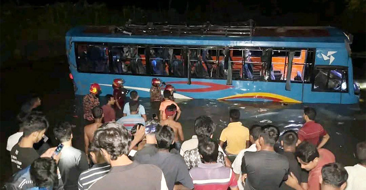 বৌভাত থেকে ফেরার পথে পুকুরে বাস, নিহত ৩