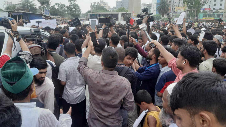 সড়কে মাইলস্টোন শিক্ষার্থীরা, ৬ দাবিতে বিক্ষোভ