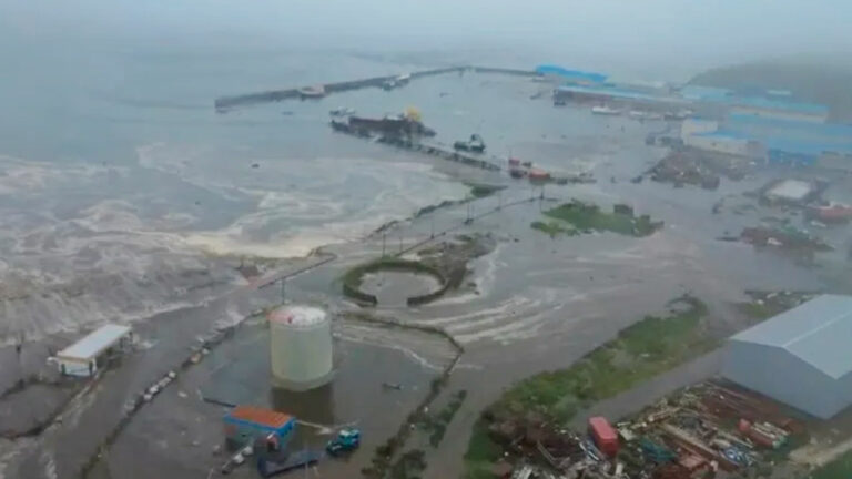 সুনামি বিধ্বস্ত দ্বীপপুঞ্জে জরুরি অবস্থা জারি করল রাশিয়া