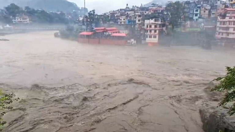 হিমাচলে টানা বৃষ্টির সঙ্গে ভয়াবহ বন্যা-ভূমিধস, নিহত অন্তত ৬৩