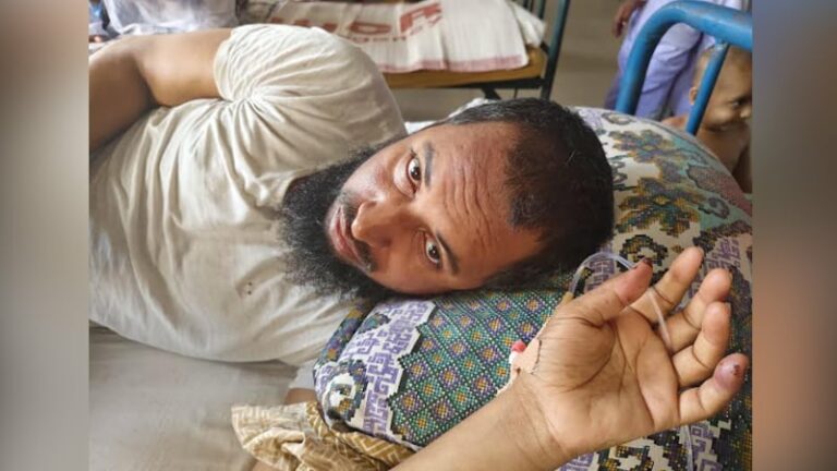 খুলনায় ব্যাংকের ভেতর হাতুড়িপেটার অভিযোগ