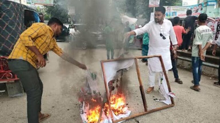 কক্সবাজারে এনসিপির পথসভার মঞ্চ ভাঙচুর বিএনপি নেতাকর্মীদের